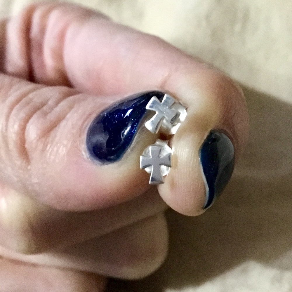 🎁 Tiny Silver Cross Ear Studs